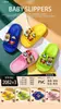 26 Sandalias de Plástico PVC Suave de Suela Plana, Casuales y de Moda para Todas las Estaciones, con Dibujos Animados, para Hombres, Mujeres y Niños, Cómodos Slip-Ons