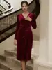 Vestido elegante de punto de terciopelo de otoño e invierno nuevo, cuello en V, estilo retro francés, ceñido a la cintura, adelgazante, plisado, cruzado, longitud midi