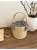 Moda Tendência 2026 Nova Bolsa de Palha Tecida Estampa Xadrez com Laço Balde Feminina Ombro Único Transversal Elegante Bolsa de Mão de Palha Tecida