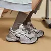 Sapatos Pai Primavera e Outono Paris Femininos 2026 Primavera e Outono Novo Estilo Versátil Couro Macio Sola Grossa Malha Única Respirável Casual Sapatos Esportivos Tendência