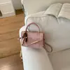 Bolsa Pequena Quadrada Feminina Tendência e Estilosa 2026 com Pingente Casual Nova Moda Retro Chique Simples de Ombro Único Transversal