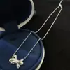 Collar V-Gold con Lazo y Incrustación Completa de Diamantes para Mujer, Estilo de Lujo de Alta Gama, Cadena para Clavícula Moderna y Versátil