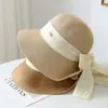 Sombrero de paja versátil de color liso para mujer, de verano, a la moda, con lazo plisado en la parte trasera, sombrero tipo cubo con protección solar y sombra