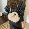 Bolso de Mano de Moda de Felpa de Un Hombro Estilo Nicho Bolso Cruzado Simple Nuevo Ligero 2026 para Mujer Lana de Cordero Versátil