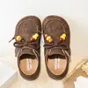 Nuevos zapatos Birkenstock de cobertura total con borlas vintage para niñas, zapatos de princesa para primavera y otoño 2025, mocasines para bebé