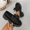 Zapatos de otoño transfronterizos europeos y americanos con lazo, talla grande, nuevo modelo de primavera, zapatos pequeños de cuero estilo británico, zapatos de mujer de suela gruesa negra, venta al por mayor talla grande