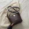 Otoño e Invierno 2025 Nuevo Estilo de Alta Gama Popular Este Año Moda Versátil Retro Bolso Cruzado de Hombro Ancho Bolso de Mano para Mujer