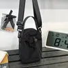 A bolsa para garrafa de água de cor sólida popular deste ano é adequada tanto para homens quanto para mulheres, ideal para lazer ao ar livre, ultraleve, resistente à água, pequena bolsa portátil, bolsa versátil para celular