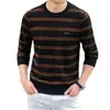 Nova coleção de outono: Suéter de tricô Puyuan para homens, uma peça versátil de jacquard listrado, perfeita como camada intermediária ou base para uso casual
