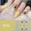 ZE16 refere-se a adesivos de unha estilo europeu e americano com grandes blocos de cor, estampas de leopardo, xadrez, estrelas, listras, e ornamentos para unhas.