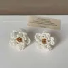 Brincos de camélia creme branco para mulheres, novos brincos florais populares de 2026, acessórios de ouvido de design de nicho de alta qualidade