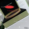 Pulseira com Contas em Ouro 18K Banhado a Ouro V Novo Estilo para Mulheres, Banhada a Ouro 18K e Cheia de Diamantes, Luxo Leve, Versátil e Não Desbota