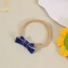 Los accesorios para el cabello infantiles de Amazon son sencillos y exquisitos, con moños elásticos que no aprietan la cabeza, diademas finas y gorros de protección para la fontanela del bebé.