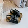 Sandálias Femininas 2026 Estilo Coreano Novo Retro Sola Macia Abertas Birkenstock para Crianças Pequenas e Maiores Sandálias de Praia