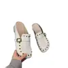 Zapatos de plataforma gruesa para mujer, nuevo estilo otoño 2026, que aumentan la altura, versátiles, modernos, con decoración de remaches, mocasines cerrados populares para mujer