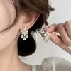 Nuevo Clip para Oreja con Perla de Trébol de Cuatro Hojas y Borla Pequeña Pendientes Elegantes Pendientes Retro de Nicho Pendientes de Lujo Accesible de Gama Alta para Mujer