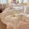 Conjunto de Quatro Peças em Malha Estilo Princesa Coreana, Dupla Camada de Gaze, Renda Dupla, Confortável Conjunto de Três Peças para Dormitório, Lençol de Cama e Lençol com Elástico Estampado de Desenho Animado