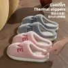 Venta al por mayor de pantuflas de algodón de invierno para mujer, nuevo estilo 2026, antideslizantes, cálidas, de color liso, para uso en interiores en casa, con suela gruesa, forradas de felpa y esponjosas