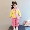 Conjunto de Roupa Infantil para Primavera e Outono 2026 Novo Estilo Moda Infantil Moletom com Gola de Coelho Conjunto de Outono Conjunto de Duas Peças para Bebê
