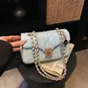 Bolsa Popular de Ombro Único para Axila Estilo Coreano 2026 Novo Modelo Bolsa de Corrente Acolchoada Estilo Chanel para Mulheres Bolsa Transversal Quadrada Pequena de Couro Encerado