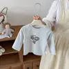 Nova Camiseta Macia de Manga Longa para Bebês Primavera e Outono 2026, Top com Estampa de Desenho Animado para Meninos e Meninas, Versátil para Roupas de Exterior