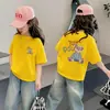 Camiseta Manga Curta Infantil Feminina com Estampa de Desenho Animado com Letras, Novo Estilo de Verão, Blusa Soltinha Estilosa 100% Algodão para Crianças e Meninas