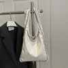 Moda Retrô Europeia e Americana de Comércio Exterior Transfronteiriço Bolsa de Ombro com Rebites para Axila Feminina 2025 Textura de Outono Bolsa Tote de Ombro para Motociclista