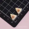 Rebanada de Pastel Triángulo Simulación Accesorios de Resina Pegamento de Crema Llavero DIY Funda de Teléfono Hecha a Mano Adorno de Escritorio
