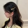 Clip de resorte con perla hueca y lazo de metal de Corea del Sur 2024, nuevo accesorio para el cabello con clip lateral para mujer