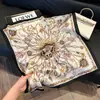 Bufanda Cuadrada de Mujer Estilo Nuevo 70 con Elegante Estampado Floral, Bufanda de Seda Chifón Satén, Bufanda Decorativa Artística de Alta Gama