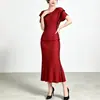 Traje básico de moda Miyake para mulheres, conjunto de duas peças com top T-shirt bloqueado em cores para o verão, emagrecedor, e saia reta de cintura alta