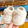 Zapatos para niños pequeños, nuevos modelos de primavera y otoño, zapatos para principiantes para bebés niñas de 1 a 2 años, de suela blanda, antideslizantes, con sonido al pisar