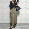Conjunto de Dos Piezas, Top de Manga Corta con Cuello en V; Falda con Cintura Elástica, Bolsillos Laterales, Costura Central y Dobladillo con Abertura