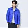 Nueva chaqueta ligera de algodón y seda para otoño e invierno para hombre, top corto casual de negocios con capucha y cuello alto, abrigo de algodón cálido para hombre