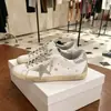 Nuevas zapatillas de mujer 2024 con patrón de estrellas desgastado, hechas de cuero genuino, con un aspecto retro ligeramente usado, versátiles para uso casual y deportivo, de corte bajo y suela plana