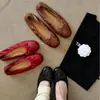 Sapatos vermelhos super macios e que valorizam o corpo para mulheres, novos sapatos de balé rasos planos Mary Jane retro franceses de bico redondo 2026