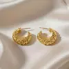 Pendientes de botón de plata 925 con estilo metálico en forma de C, de moda, para commuting, nicho, joyería, diseño de malla europeo y americano, remaches