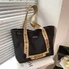 Fabricantes al por mayor de bolsos de nailon anti-salpicaduras para mujer, bandolera portátil, bolso de estilo étnico, bolso tote de gran capacidad para mujer