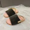 Pantuflas peludas de diseño colorido y contrastante, sandalias de una tira para mujer, colección de otoño 2026 de moda, sandalias planas de moda