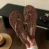 Chinelos da moda com estampa de leopardo para mulheres, novos chinelos de dedo casuais para praia, planos, antiderrapantes, de verão