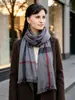 Bufanda de cuadros de barba corta para mujer otoño e invierno europeos y americanos Nuevo rayón cálido de doble uso chal bufanda versátil entrega al por mayor