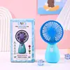 Mini ventilador de mão ventilador de mesa pequeno cor de doce vertical três ventos recarregável por USB ventilador elétrico portátil atacado