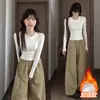 Camiseta básica branca de gola redonda combinada com um top de manga longa slim fit de alta qualidade para mulheres, estilo coreano, novo para 2026