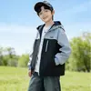 Chaqueta de Primavera y Otoño para Niños 2026 Nuevo Estilo Chaqueta con Capucha de Bloques de Color para Niños Rompevientos Resistente al Viento para Exteriores Moderna