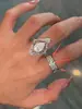 Impresionante anillo de diamantes vintage, diseño de nicho retro exquisito de lujo ligero con un toque de alta gama y artesanía intrincada