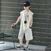 Conjunto de Verão para Meninos 2026 Novo Estilo Colete sem Mangas e Shorts Conjunto de Duas Peças para Crianças Maiores Tendência e Estiloso Estilo Workwear