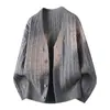 Otoño Invierno 2026 Nuevo Suéter de Punto Trenzado de Cuello V Holgado para Hombre Ropa de Punto Moda Juvenil Casual Capa Base