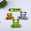 Pegatinas reflectantes para coche, bloqueador de luces altas, texto de dibujos animados, luminoso, consejos de seguridad traseros, pegatinas decorativas de advertencia para coche