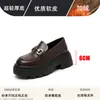 Zapatos de cuero de suela gruesa de tamaño pequeño para mujer, mocasines slip-on de estilo británico, altura oculta, hebilla de caballo popular en línea, negros, sencillos