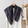 2026 Nuevo Bufanda Cuadrada Pequeña de Algodón Terciopelo Estampada por Ambos Lados para Primavera y Verano Bufanda de Cuello Versátil y Elegante para Mujer que Realza el Cutis